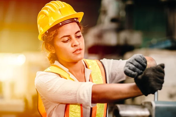 Mulher Trabalhadora Afro Americana Com Capacete Terno Segurança Trabalhando Indústria — Fotografia de Stock