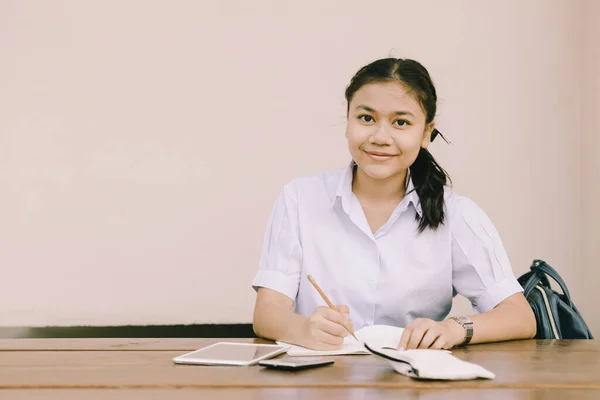 Retrato Sureste Asiático Joven Adolescente Estudiante Sentado Educación Aprendizaje Escuela — Foto de Stock