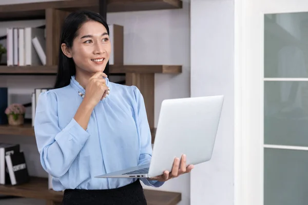 Smart Vision Woman Leader Büroangestellte Geschäftsfrau Mit Laptop Computer Denkt — Stockfoto