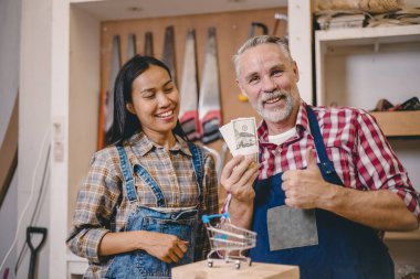 Ev inşaatçılığı işinde başarılar. Proje geliriyle tatmin olmuş nakit para göster.