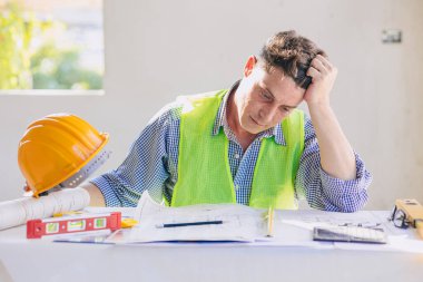 Stres problemi inşaat mühendisi mimar plan tasarımı için çok çalışıyor