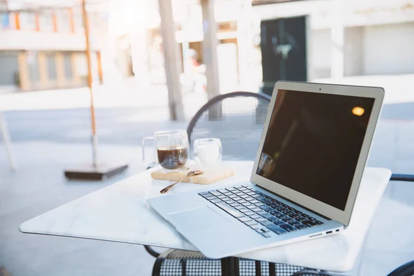 Kafe Masasının Dışındaki Dizüstü Bilgisayarda Bir Fincan Kahveyle Rahatça Çalışabilmek — Stok fotoğraf
