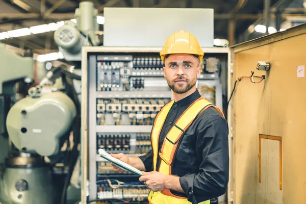 Elektriciteit Ingenieur Mannelijk Werk Service Onderhoud Hoogspanning Elektrische Machine Schakelkast — Stockfoto