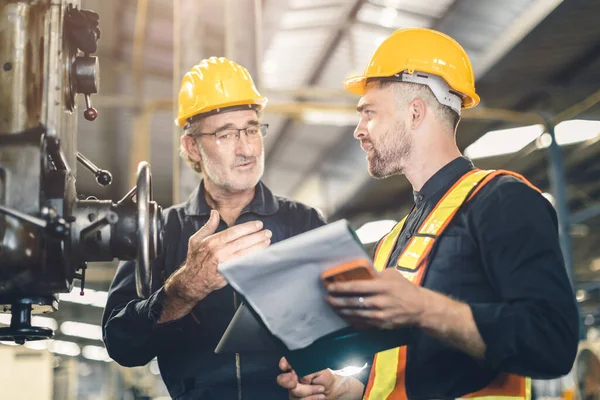 Senior Manliga Arbetare Utbildning Ung Ingenjör Anställd Arbetar Heavy Industry — Stockfoto