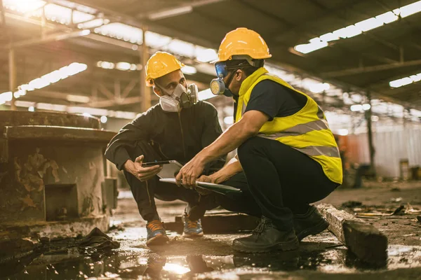 Endüstri Çevresi Etki Müfettişleri Güvenlik Maskeli Kimyasal Gaz Sızıntısını Araştırıyor — Stok fotoğraf