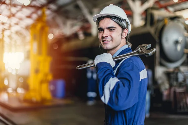 Retrato Caucasion Trabajador Masculino Trabajo Locomotora Reparación Tiendas Feliz Sonrisa —  Fotos de Stock