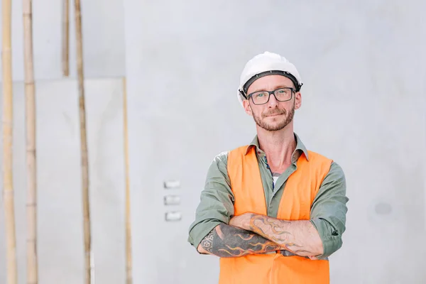 肖像ヒップスター労働者の建設技術者の建築家 建設現場でフォアマンの仕事をする賢い腕が自信を持って笑顔を交わした — ストック写真