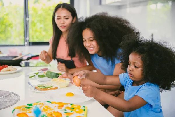 Crianças Brincando Aprender Cozinhar Alimentos Com Mãe Casa Cozinha Feliz — Fotografia de Stock