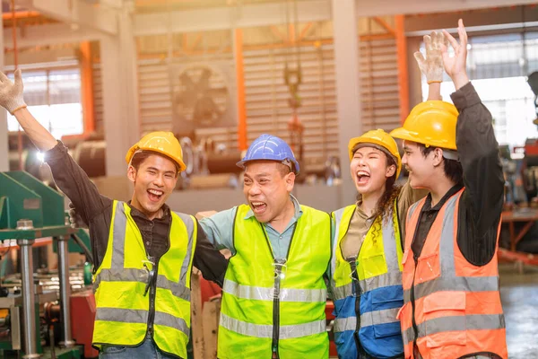 Grupo Engenheiros Equipe Trabalhadores Cumprimentando Alegre Sorriso Feliz Rindo Juntos — Fotografia de Stock