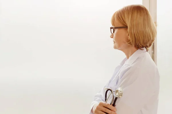 Estrés Médico Personal Médico Alto Nivel Mujer Con Estetoscopio Mirando — Foto de Stock