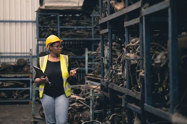 Svart Afrikanska Kvinnor Ingenjör Arbetare Arbetar Check Lager Fabriken Industri — Stockfoto