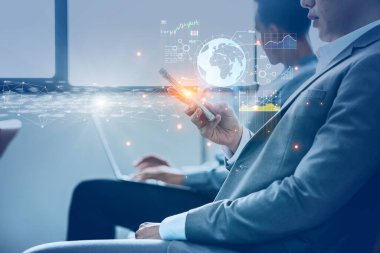 Akıllı telefon modern teknolojisi kullanan iş adamları iş verilerini ele geçirdiler.