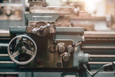 Heavy Metal Fabrikasında Eski Hassas CNC Torna Makinesi Değirmeni.