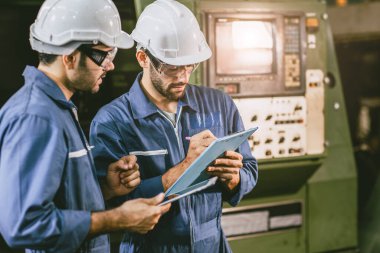 Mühendis birlikte çalışarak teknik eğitim alarak fabrika işyerinde eğitim çözme makinesi sorunu yaratıyor..