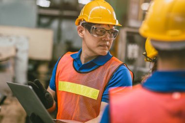 Metal Factory Candid 'de makine programcısı olarak çalışan Profesyonel Mühendis Erkek Asyalı..