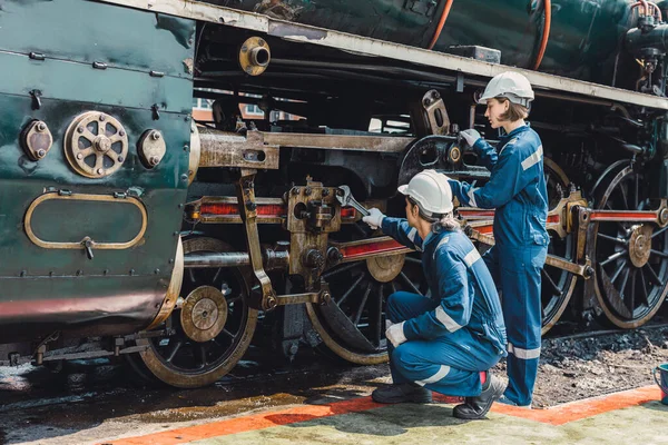 Equipo Ingenieros Trenes Mantenimiento Servicio Viejo Sucia Locomotora Vapor Clásico —  Fotos de Stock