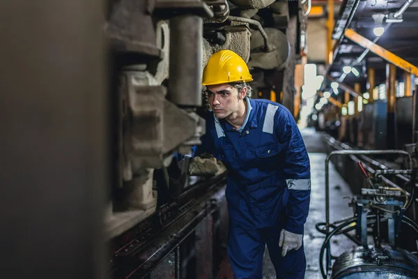 Personal Young Engineer Enfoca Servicio Trabajo Para Reemplazar Camión Tren — Foto de Stock