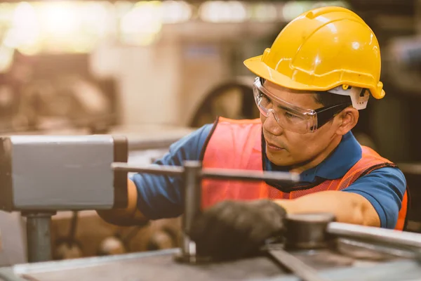 Trabalhador Mecânico Masculino Com Capacete Segurança Trabalhando Fábrica Indústria Metal — Fotografia de Stock