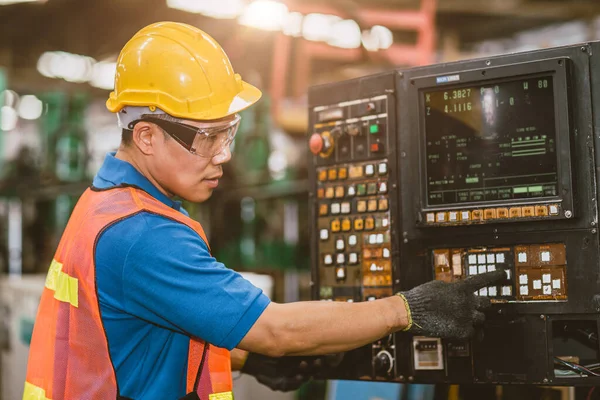 Trabajador Asiático Industrial Que Trabaja Torno Que Muele Máquina Del — Foto de Stock