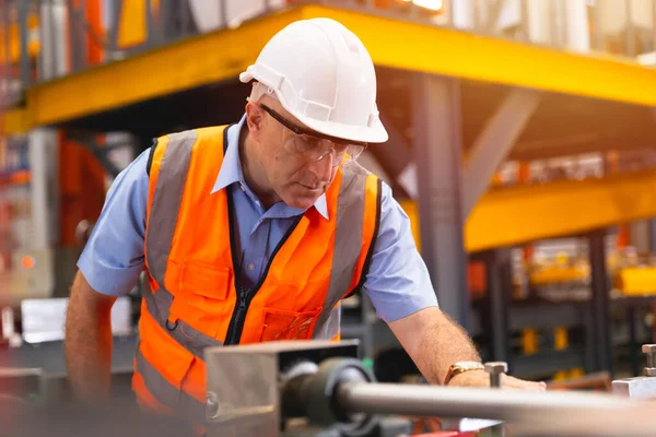 Senior Mannelijke Ingenieur Supervisor Werkzaam Metaalfabriek Werk Controleren Productielijn — Stockfoto