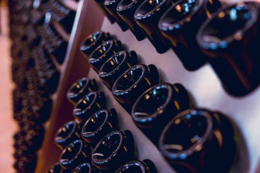 Şarap şişesi ikinci fermantasyon için dinleniyor. Şarap fabrikasında boşaltım işlemi yapılıyor..