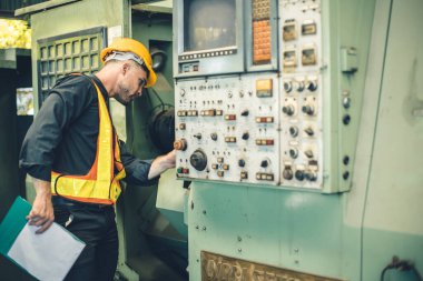 Genç mühendis erkek işçi kontrol servisi ağır metal endüstrisindeki eski CNC torna makinesi