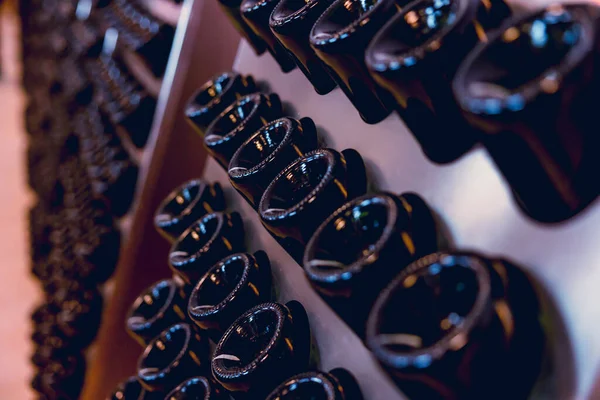 Şarap şişesi ikinci fermantasyon için dinleniyor. Şarap fabrikasında boşaltım işlemi yapılıyor..