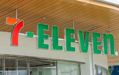 Bangkok, Tayland - 25 Haziran 2023: 7-Eleven mağaza levhası 7-11 birçok ülkede popüler bir fast food dükkânı..