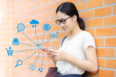 Genç öğrenciler, akıllı telefon modern teknolojisini kullanarak bağlantı yaşam tarzı konsepti simgesini örtüyor.