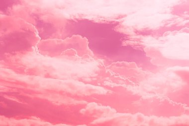 Pembe gökyüzü bulutu. Tatlı aşkın cenneti. Düğün kartı arkaplanı için pembe kırmızı ton..