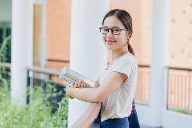 Portre Üniversitesi Asyalı genç kız okul kampüsünde tablet modern öğrenim yaşam tarzı kullanıyor..