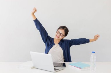 Üniversite öğrencisi esneme frenleri gevşetiyor. İyi çalışmalar..