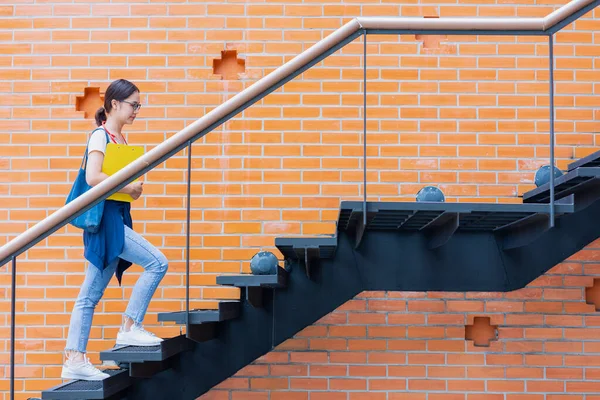 Estudante Universitário Andar Subir Escadas Subir Campus Escola Para Subir — Fotografia de Stock