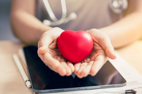 Arzthand Mit Rotem Herzzeichen Unterstützt Menschen Mit Gesundem Herzen Und — Stockfoto