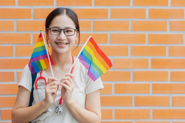 Boldog Orvosi Emberek Tini Lány Lmbt Szivárvány Büszkeség Hónap Zászló — Stock Fotó