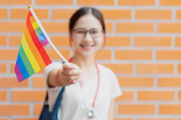 幸せな医療人女性ティーン女の子とともにLgbtレインボープライド月旗多様性キャンペーン活動 — ストック写真