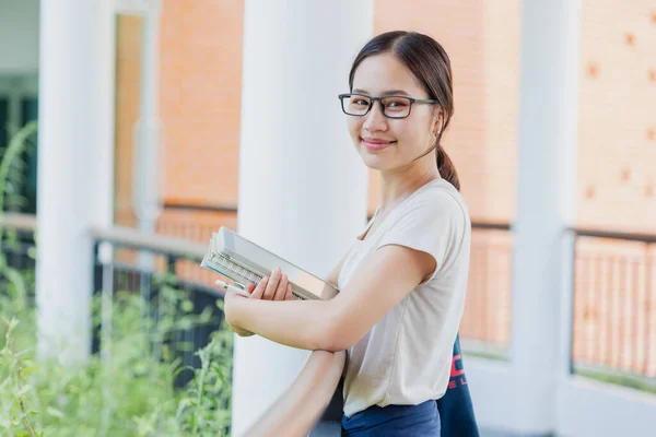 Portret Universiteit Aziatische Tiener Meisje Met Behulp Van Tablet Modern — Stockfoto
