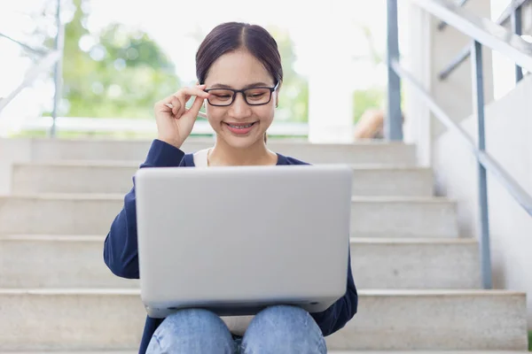 University Young Teen Girl Happy Smiling Enjoy Using Laptop Learning — Stock Photo, Image