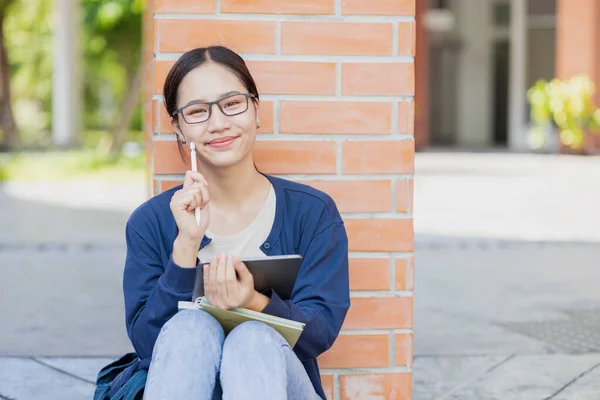 Universidad Asiática Adolescente Chica Sentada Sonrisa Feliz Campus Escuela Estudiante — Foto de Stock