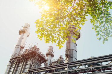 Enerji tasarrufu ve dünya çevresel kavramını korumak için ağaç doğasına sahip enerji santrali yeşil eko fabrikası..