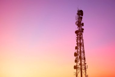 4G ya da 5G dijital veri telekomünikasyon kulesi ağ telefon hattı boş alacakaranlık gökyüzü kopyalama alanı metin, iletişim İnternet altyapısı teknolojisi.