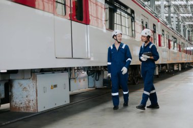 Mühendislik teknisyeni. Tren bakım servisi. Elektrik tren istasyonu yürüyüş kontrol servisinde çalışıyor..