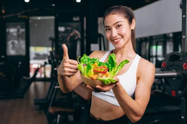 Spor Salonunda Sağlıklı Yemekler Yiyen Asyalı Genç Bir Kadın Sebze — Stok fotoğraf