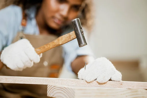 Nahaufnahme Holz Arbeiter Schreiner Verwenden Hammer Werkzeug Mit Nägeln Für — Stockfoto