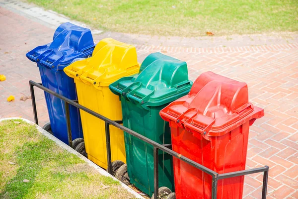 Multi Barvy Oddělit Gabage Typ Odpadkového Koše Nakládání Odpadem Pro — Stock fotografie