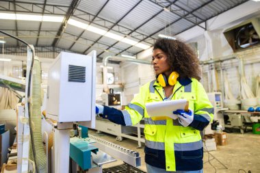 Çalışan kadın işçi kesme makinesi kullanıyor. Torna mühendisi. Modern fabrika çalışanı kadın. akıllı kadın işçi endüstrisi işyeri