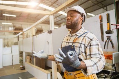 Erkek işçi iş yerinde yoga yapıyor. Rahatlamak ve stresi azaltmak için. Daha etkili çalışmak için.