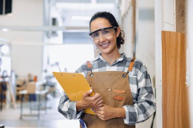 Portre mutlu gülümseme personeli ahşap mobilya fabrikasında çalışıyor kontrplak ahşap ahşap depo yöneticisi.