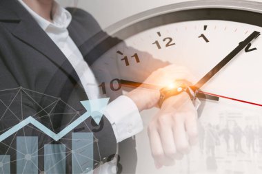İş saatleri, ofis çalışma saatleri, iş adamları kol saati ile saat örtüşmesine bakıyor. Şirketin kar gelir tablosuyla yüz yüze..