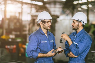 Mühendis erkek İspanyol erkek takım çalışması. Heavy metal endüstrisi çelik torna fabrikasında birlikte çalışmaktan mutlular.